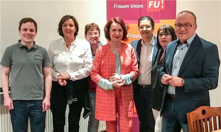 „Ute Hain ( 4.v.l.) sprach bei der FU und JU Grafschaft.“ Privat