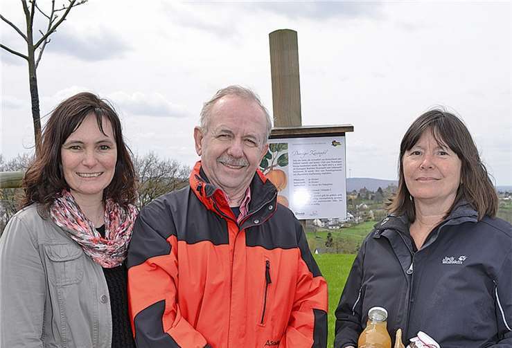 Ute Hentschel (l.) und Klaus Weinowski begrüßten Ulrike Höfken (r.) mit einem Präsentkörbchen. privat