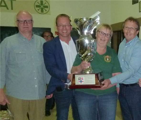 Ute Jablonski übernimmt für Obermendig den Wanderpokal aus den Händen vom Bürgermeister der Verbandsgemeinde Jörg Lempertz.
