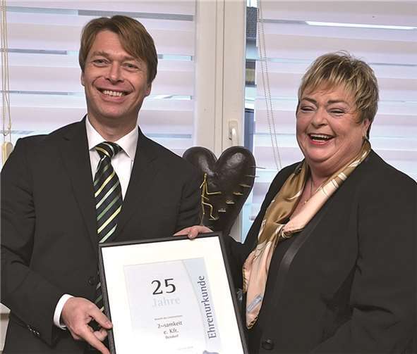 Ute Karoline Klein erhielt von IHK Regionalgeschäftsführer Georg Spieske eine Urkunde zum 25-jährigen Bestehen ihrer Partnervermittlung. HEP