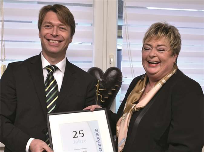 Ute Karoline Klein erhielt von IHK-Regionalgeschäftsführer Georg Spieske eine Urkunde zum 25-jährigen Bestehen ihrer Partnervermittlung. HEP