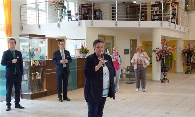 Ute Kellner-Heister, Direktorin der Villa Sibilla, begrüßte die Gäste, die sich im Anschluss von Michael Peckart und Achim Kohlenberg die Räumlichkeiten und Angebote der Seniorenresidenz zeigen lassen konnten.  KG