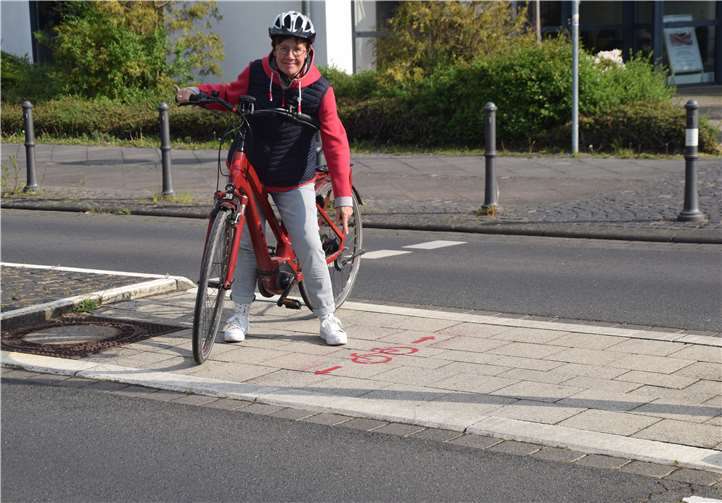 Ute Krupp, Fraktionsgeschäftsführerin der SPD-Kreistagsfraktion an einer Makierung er Pendler-Radroute. Foto: privat