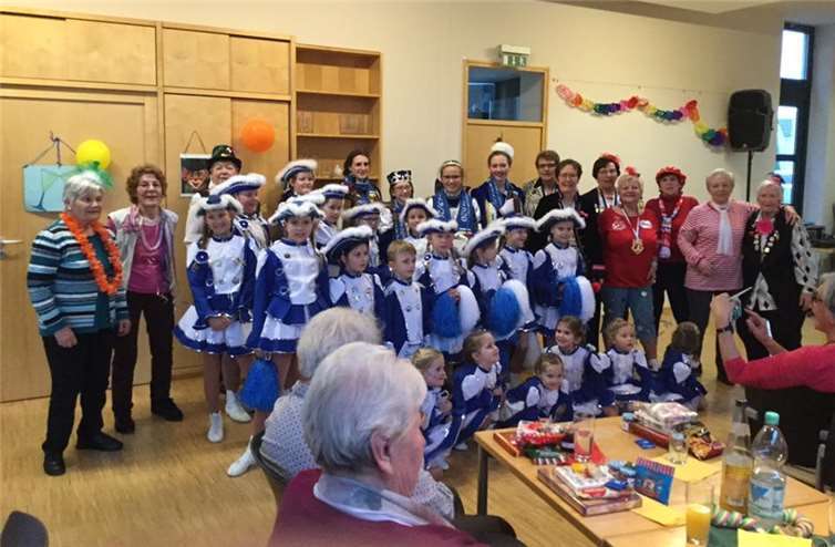 Ute Krupp und Mitglieder des Seniorentreffs samt Gästen.Foto: privat