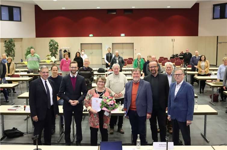 Ute Kühchen aus Kadenbach wurde zur neuen weiteren Beigeordneten der Verbandsgemeinde Montabaur gewählt. Ihre Vorgängerin, Margarete Flosdorf aus Holler, hatte das Amt aus persönlichen Gründen niedergelegt. Das Vorschlagsrecht lag bei der FWG-Fraktion, der Ute Kühchen angehört. Sie wurde vom VGR gewählt und gleich anschließend vereidigt. Zu den ersten Gratulanten zählten (vorne von links) Andree Stein, der hauptamtliche Erste Beigeordnete, Bürgermeister Ulrich Richter-Hopprich sowie die ehrenamtlichen weiteren Beigeordneten Udo Schöfer, Oliver Leuker und Werner Reusch. Ute Kühchen ist außerdem Ortsbürgermeisterin von Kadenbach und behält dieses Amt weiter inne.  Foto: VG Montabaur