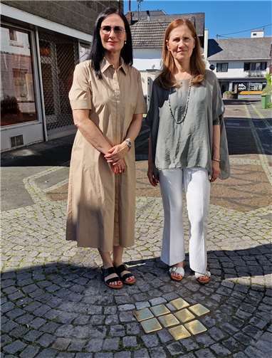 Erinnerung an ermordete Mitglieder dreier jüdischer Familien Ute Lotzmann (l.) und Doris Dixson-Lotzmann, heutige Besitzer des Hauses, vor den Stolpersteinen der Familien Jakobsohn und Heymann.