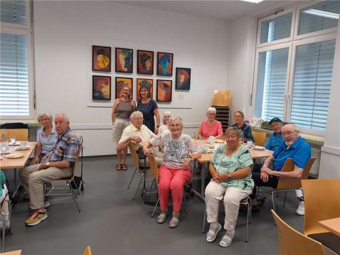Ute Remshagen und Ingrid Neubusch (stehend) freuten sich, dass die Seniorinnen und Senioren auch trotz der hohen Temperaturen zum Frühstück kamen.  Foto: Christa Gies