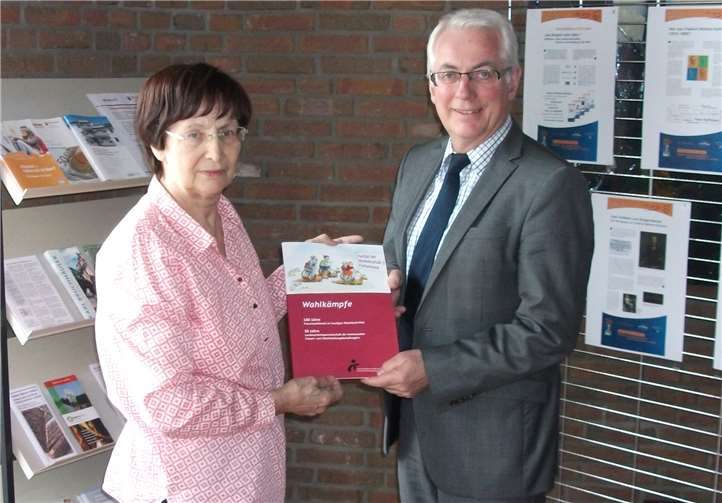 Ute Starrmann, Gleichstellungsbeauftragte der Verbandsgemeinde Puderbach, mit Bürgermeister Volker Mendel. privat