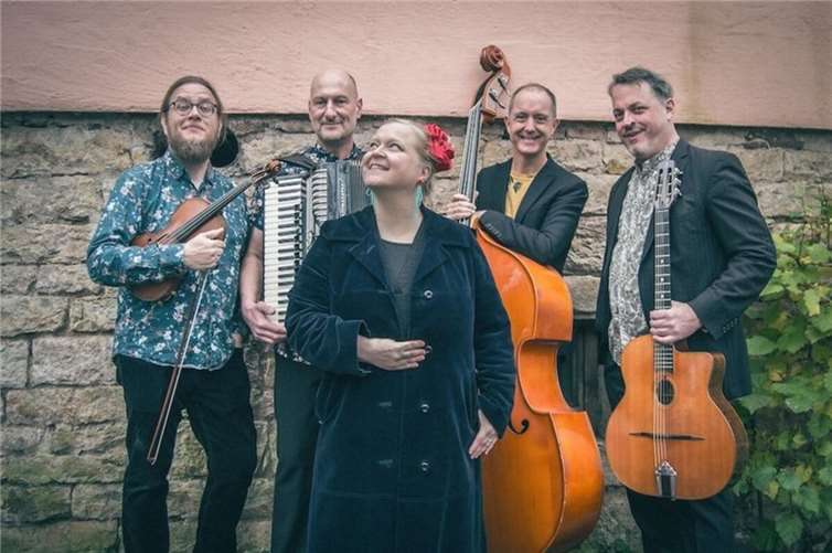„Uusikuu“ entführt das Publikum mit seiner Darbietung von alter finnischer Tanzmusik in die goldene Ära des finnischen Tangos von den 1930er- bis zu den 60er-Jahren. Foto: Tatjana Coralie Klytta 