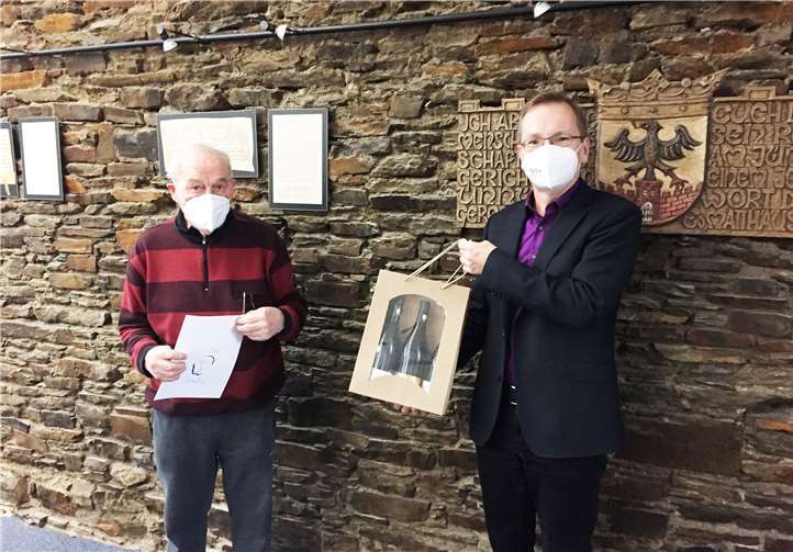 Uwa Degen war nicht nur fast 20 Jahre „Oberrentner“, sonder auch Mitglied im Ortsbeirat seiner Vaterstadt. Hier die offizielle Verabschiedung mit Bürgermeister Andreas Geron.