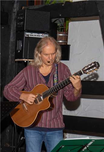 Uwe Arenz begleitete die Stücke mit hörbarer Erfahrung eines langjährigen Jazz-Gittaristen.