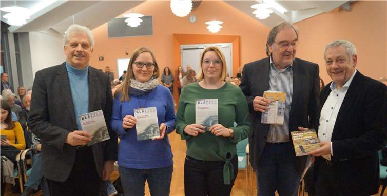 Uwe Bader (v. li.), Kerstin Hetzel-Illing von der Landeszentrale für Politische Bildung Rheinland-Pfalz, Ksenia Stähle-Müller, Schriftsteller Ernst Heimes und Landrat Manfred Schnur präsentierten neue Publikationen zum KZ-Außenlager im Kreishaus. Fotos: TT