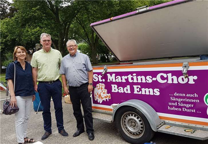 Uwe Bruchhäuser (Mitte) und Ehefrau im Gespräch mit Michael Bilo beim katholischen Pfarrfest in Bad Ems. privat