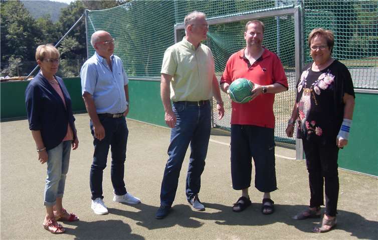 Uwe Bruchhäuser (Mitte) und Mitglieder des SPD – GV beim AWO-Ferienlager in Bad Ems. privat