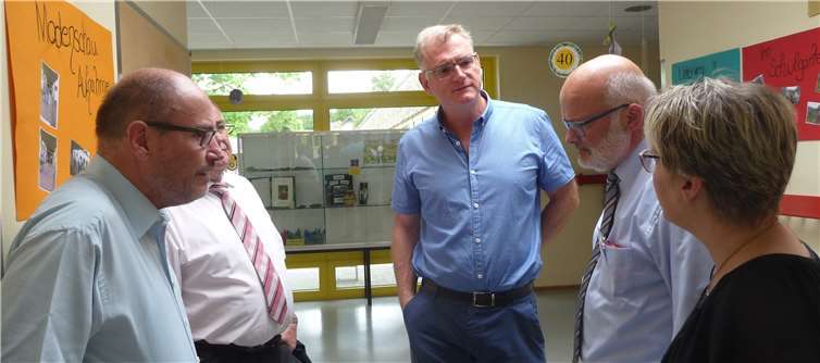 Uwe Bruchhäuser (Mitte) und Singhofener Sozialdemokraten im Gespräch mit dem Schulleiter der Erich-Kästner-Schule Jürgen Hoder (2.v.r.) und der Vorsitzenden vom Förderverein Frau Rotard (1.v.r.). privat