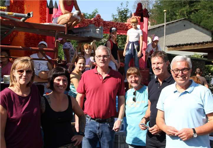 Uwe Bruchhäuser (Verbandsbürgermeister Bad Ems-Nassau) und Innenminister Roger Lewentz, besuchten die Wagenbauer und Blumenstecker. Foto: Monika Fuchs