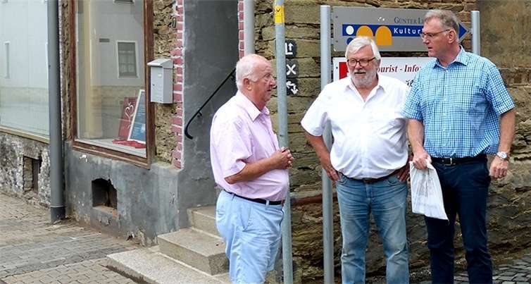 Uwe Bruchhäuser erkundigte sich vor Ort beim Stadtbürgermeister Armin Wenzel. privat
