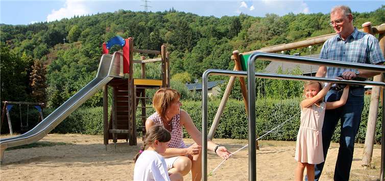 Uwe Bruchhäuser mit seiner Frau Claudia und Kindern auf dem Spielplatz in Fachbach. Sie haben nachgemessen, ob die Querstangen dieses Recks in der richtigen Höhe verlaufen – nicht zu hoch und nicht zu tief. Uwe Bruchhäuser