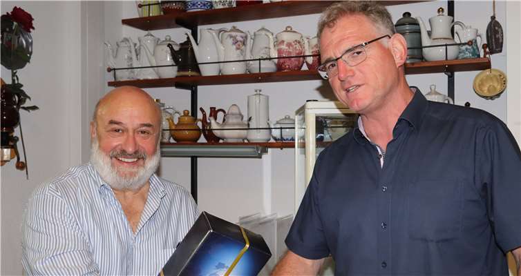 Uwe Bruchhäuser (re) überreicht ein Weinpräsent aus heimischer Region an Mitmoderator der Veranstaltung, Dr. Josef Peter Mertes. Privat