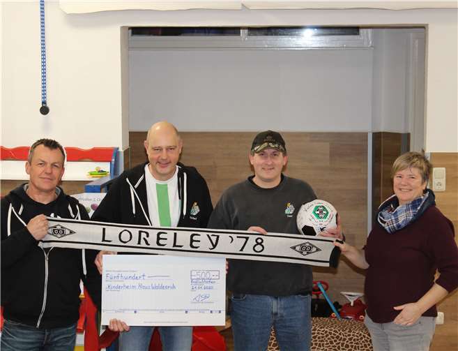 Uwe Hartmann, Jürgen Nickel und Peter Vokuhl überreichten Tanja Lichius (v.l.n.r.) den Spendenscheck und freuten sich über das Dankeschön der Kinder in Form eines selbst bemalten „Borussia-Fußballs“Foto: privat