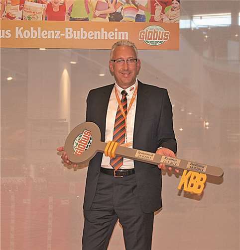 Uwe Herrmann, Geschäftsleiter des neuen Globus-Marktes in Bubenheim nahm sichtlich gerührt den großen Schlüssel von Rolf Alles, Architekt bei Globus entgegen.