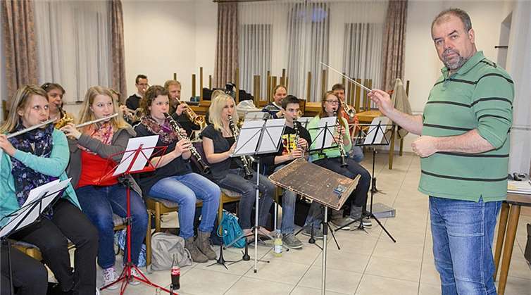 Uwe Hübinger aus Dernbach/Westerwald leitet seit April das Orchester.privat