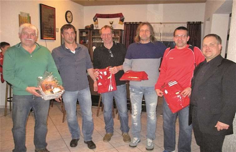 Uwe Hütt, Kay Pangert, Mike Keeler, Volker Schumacher, Stephan Kaul. Auch Gerd Hütt (li.) erhielt ein kleines Präsent für seinen regelmäßigen Einsatz auf dem Sportgelände (v.re.). privat