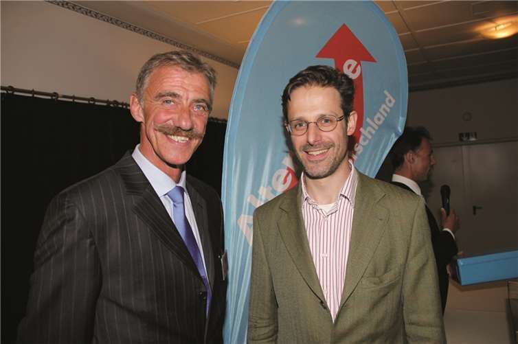 Uwe Junge (l.), Spitzenkandidat der AfD für den Kreistag Mayen-Koblenz, im Gespräch mit dem Europakandidaten und Bundesvorstand der AfD, Marcus Pretzell. privat