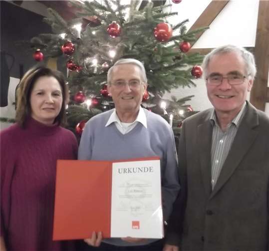 Uwe Kirstein erhält seine Urkunde für seine langjährige Mitgliedschaft.Peter Kirst