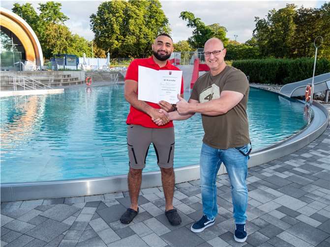 Uwe Knopp, Betriebsleiter der Deichwelle, (r.) gratuliert Brahim Bchir, Fachangestellter für Bäderbetriebe, (l.) zu seinen tollen Leistungen in der Abschlussprüfung, die er als Zweitbester aus Rheinland-Pfalz bestanden hat. Foto: privat
