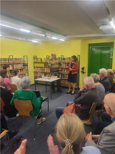 Uwe Krechel, Anwalt und Autor, war zu Gast in der Bücherei in Meckenheim. Neben ihm Sabrina Gutsche, Vorsitzende der Frauen Union, die gemeinsam mit Gunda Möller vom Büchereiteam das Publikum egrüßte. Foto: privat