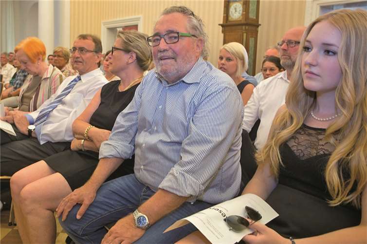 Uwe Langnickel bei der Vernissage, eingerahmt von seiner Tochter Luisa (rechts) und Lebensgefährtin Ursula (links).
