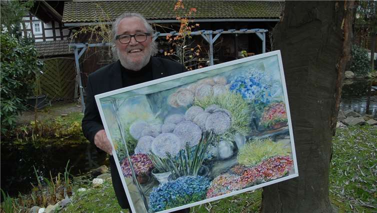 Uwe Langnickel ist einer der beliebtesten und erfolgreichsten Künstler der Region. Hier zeigt er ein Motiv aus seinem neuen Themenkreis „Blumen“ im Garten seines Wohnhauses in Elgert.