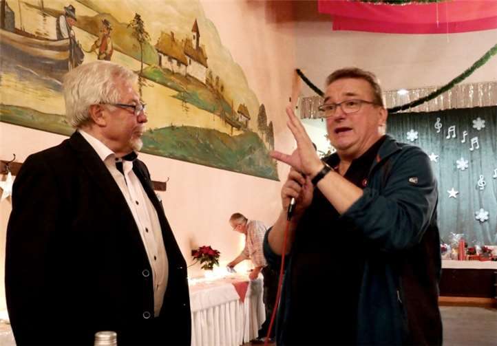 Uwe Limburg spricht für die Gastsänger.