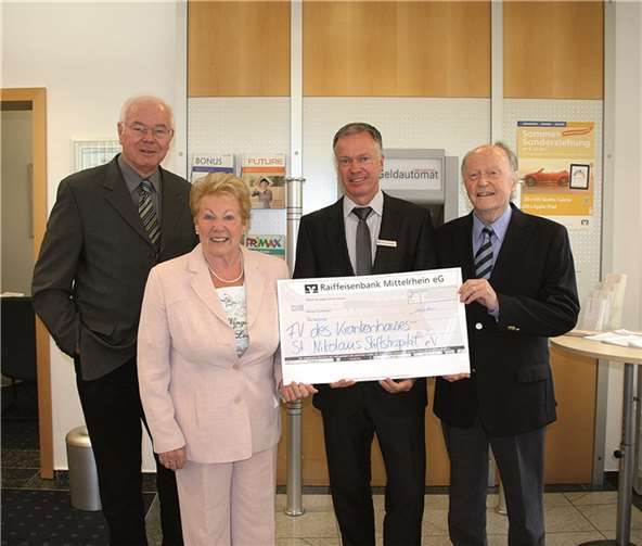 Uwe Loscheider (2. v. r.) übergab im Namen der Volksbank den symbolischen Scheck an (v. r.) Dieter Kamptz, Elfriede Zimmermann und Friedel Sauerborn. privat