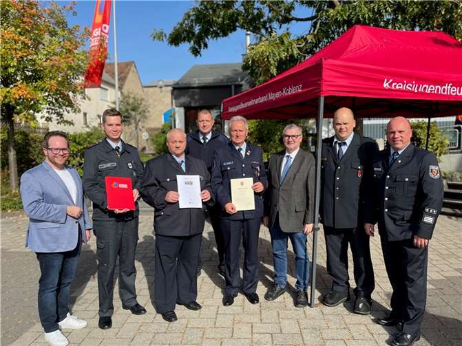 Uwe Mayer und Nico Beil wurde Ehrenzeichen der Jugendfeuerwehr Rheinland-Pfalz in Gold bzw. Silber verliehen und Kreisjugendfeuerwehrwart Horst Klee bekam das Silberne Feuerwehr-Ehrenzeichen am Bande des Bundeslandes Rheinland-Pfalz.  Fotos: Eric Brünning