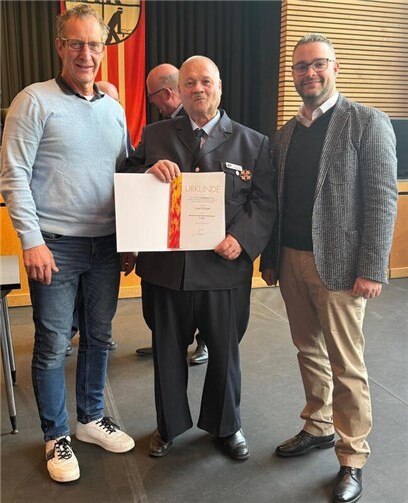 Uwe Mayer wurde feierlich das deutsche Feuerwehr-Ehrenkreuz in Gold verliehen.  Foto: privat