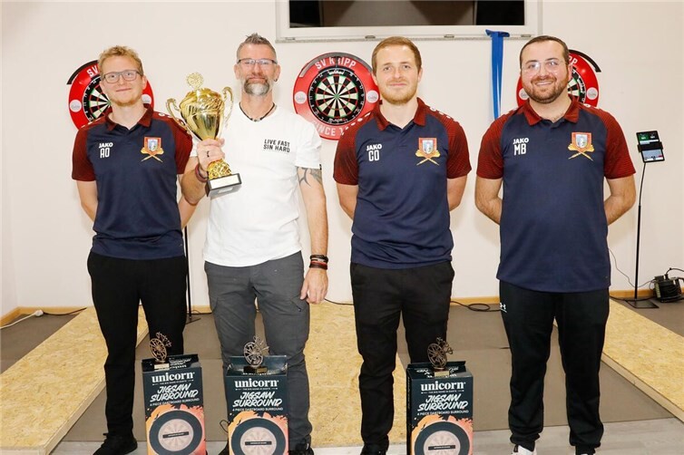 Uwe Meyer ist erste Vereinsmeister im Steeldarts (2. v. l.), Zweiter wurde Andreas Oppenländer (l.), Dritter Christian Oppenländer (2. v. r.) und Vierter Mert Balik (r.). Foto: SV Kripp / Thorsten Stephan