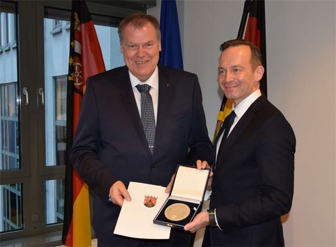 Uwe Reifenhäuser wurde von Minister Dr. Volker Wissing mit der Wirtschaftsmedaille ausgezeichnet.Bildergalerie MWVLW