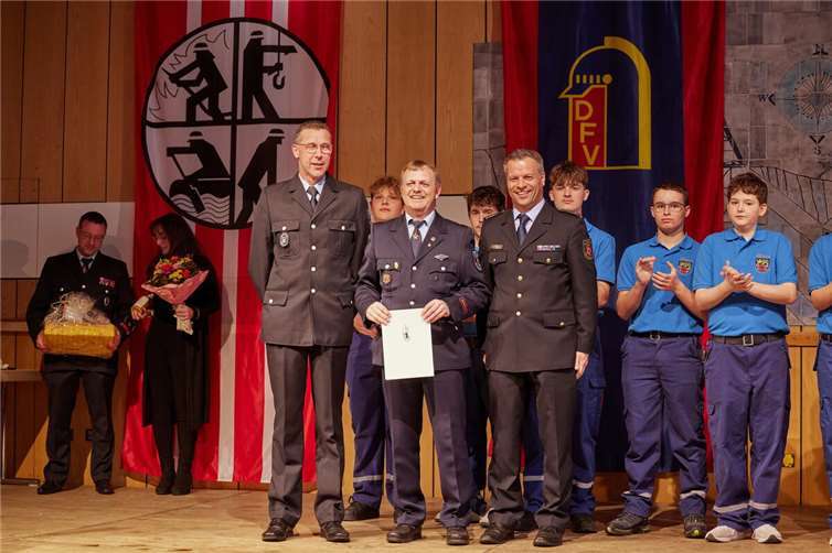 Uwe Rörig (Mitte) war über drei Jahrzehnte als Verbandsgemeinde-Jugendwart tätig. Zum Abschied erhielt er die goldene Ehrennadel der Deutschen Jugendfeuerwehr. Es gratulierten Dirk Strüder (rechts), Landesjugendfeuerwehrwart und Vize-Präsident des Landesfeuerwehrverbands Rheinland-Pfalz, und VG-Wehrleiter Jens Weinriefer. Fotos: VG Montabaur/Olaf Nitz