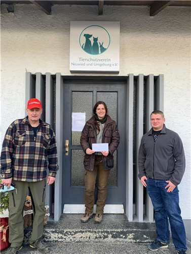 Uwe Schellhaas (li.) und Daniel Bergen übegaben die Spende an Tierheimleiterein Sabrina Steger. Foto: privat