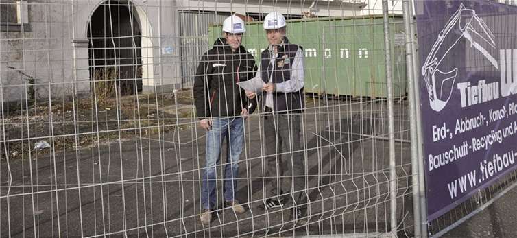Uwe Schindler (r.) und Florian Wahl besprechen vor der „Alten Dampfwäscherei“ in Kripp die Pläne zum Abriss des verfallenen Gebäudes. AB