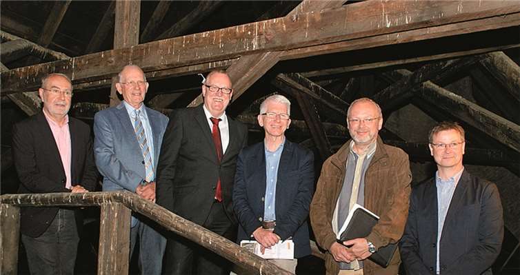 Uwe Schöllkopf, Dr. Hans-Georg Jungbluth, Pfarrer Werner Zupp, Presbyter Hennig Peter und Architekt Peter Schwenkmezger wollen die schwierige Aufgabe bewältigen.jg