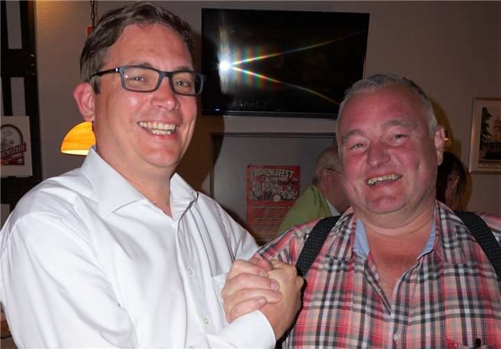 Uwe Siebenmorgen (rechts) gratuliert seinem Kontrahenten und neuen Ortsvorsteher Markus Blank (CDU) zum Wahlgewinn.