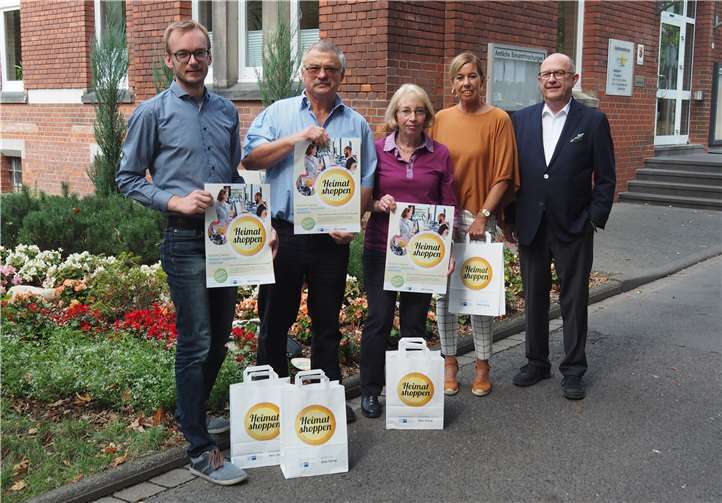 Uwe Sigismund, Ulrich und Ingrid Kuss von der Werbegemeinschaft, Sabine Schmidt von der Wirtschaftsförderung und Bürgermeister Michael Kessler (v.l.n.r.) unterstützen die Aktion „Heimat shoppen“.privat