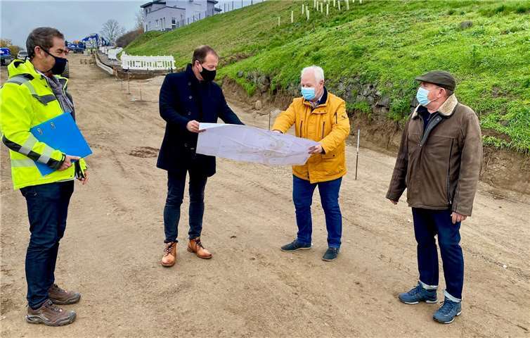Uwe Steuper, stell. Fachbereichsleitung Bauwesen der Verbandsgemeinde Mendig, Jörg Lempertz, Bürgermeister der Verbandsgemeinde Mendig, Jürgen Jakob, Ingenieurbüro Siegmann & Partner und Rainer Hilger, Ortsbürgermeister Thür, bei der Besichtigung der K55. Foto: VG Mendig