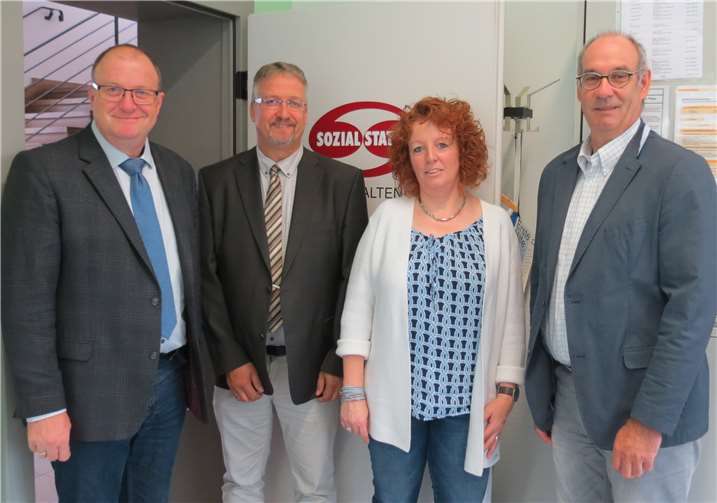 Uwe Szymanski (2.v.li.) ist neuer Leiter der Sozialstation Adenau-Altenahr. Er wurde begrüßt von Verbandsvorsteher Guido Nisius, der stellvertretenden Pflegedienstleiterin Hedwig Lobüscher (2.v.re.) und dem Fachbereichsleiter Organisation und Verwaltung Bernhard Jüngling (re.). VG Adenau