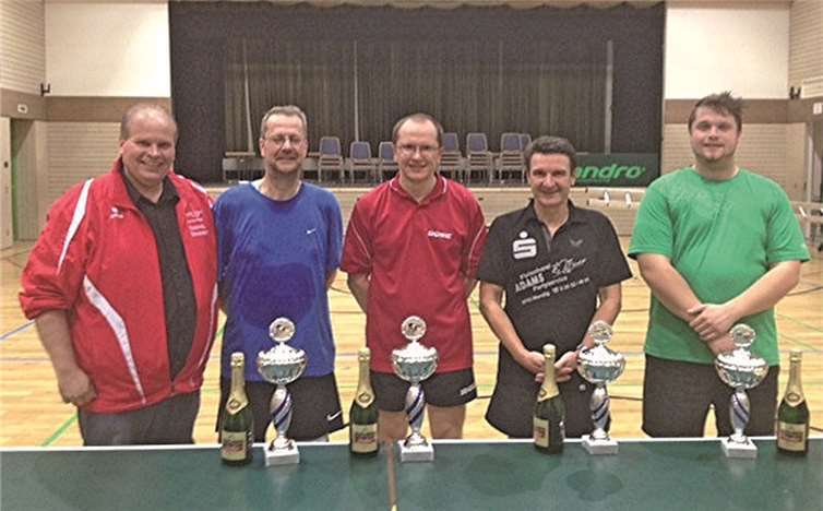 (V. l.) Abteilungsleiter Thomas Groß, 1. Platz Stephan Schwelle/Stefan Kukulenz TSV Lay und 2. Platz Dieter Uenzen/Mirko Heuft SV Eintracht Mendig.Privat