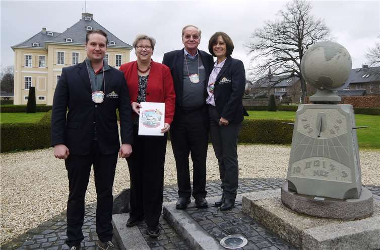 V. l.: Alexander Thelen, Petra Kalkbrenner, Heinz Thelen und Ehefrau stellten den Karnevalsorden vor. Gemeinde Swisttal