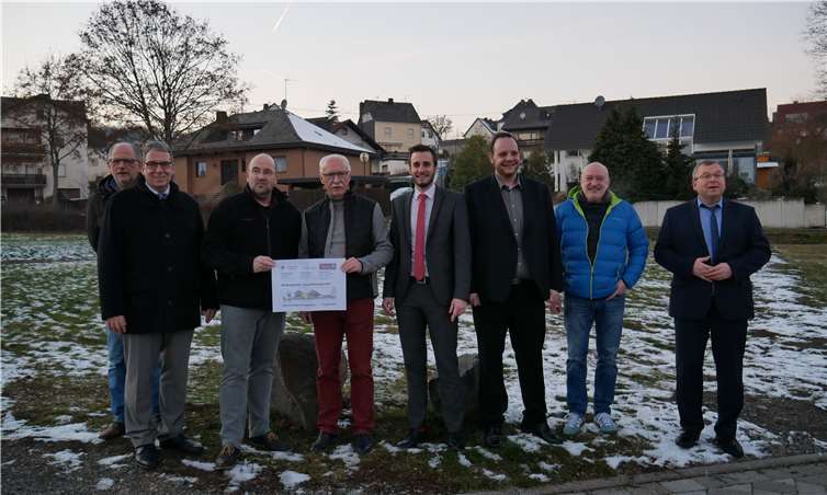 (V. l.) Andreas Nugel (Ortsgemeinderat), Erster Beigeordneter Andree Stein, Architekt und Investor Konstantin Hartenstein, Ortsbürgermeister Karl Jung, Torsten Hommrich (Leiter der Ambulanten Pflegedienste des Diakoniewerks Friedenswarte), und Oliver Eggert (Fachvorstand Friedenswarte). Foto: GBA